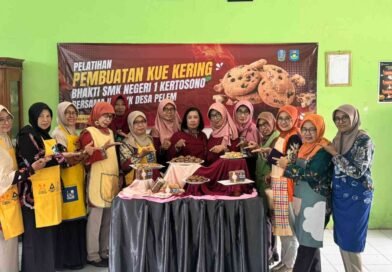 Wujud BAKTI Bagi MASYARAKAT, SMKN-1 KertoSono Berikan PELATIHAN Pembuatan KUE KERING Bagi Ibu PKK Desa PELEM