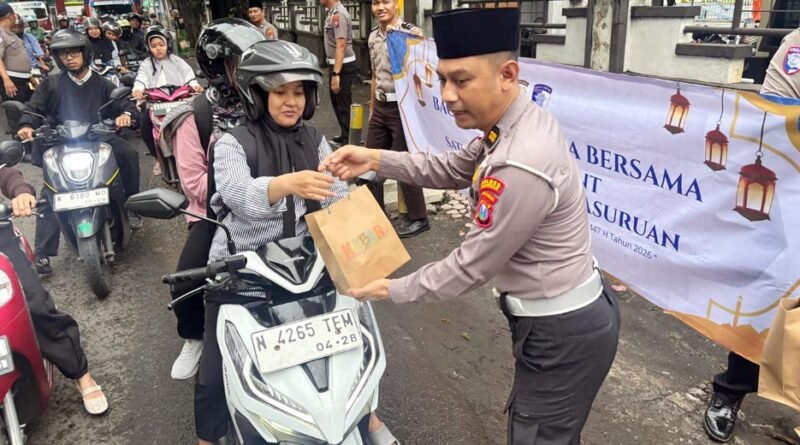 SIMAK ini, ADA yang LUCU Saat SatLantas POLRES Pasuruan BAGIKAN 300 Paket TAKJIL pada para PENGENDARA dan MASYARAKAT yang LEWAT