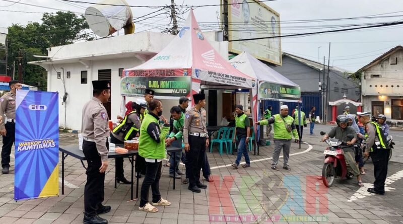 Berbagi TAKJIL Gratis Penuh KEHARUAN, Pasar Besar Jadi SAKSI HARMONIS antara SatLantas POLRES Pasuruan Kota Bersama OJOL