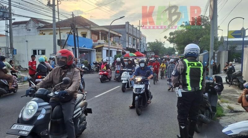 Bikin MACET Jelang BUKA PUASA dan BERBURU TAKJIL , SatLantas POLRES Pasuruan Kota PERKETAT Pengamanan di TITIK RAWAN