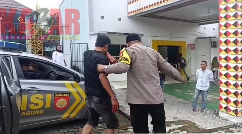 CEMBURU Simpan NORSEL Orang tak DIKENAL, Istri DITUSUK Pisau Suami PENGANGGURAN