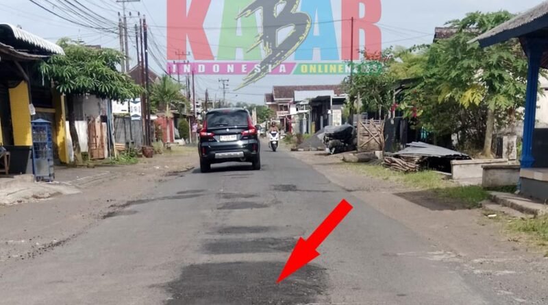 DPU Bina Marga Kabupaten Malang Terapkan Sistem SALOB Demi PERBAIKI Jalan BERLUBANG  di Jalan Raya SumberSuko Kecamatan TAJINAN