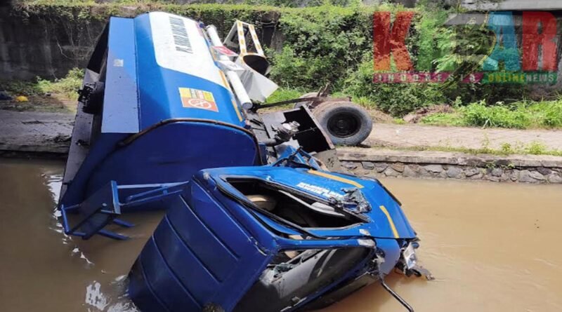Diduga MENGANTUK dan Kelebihan MUATAN, TrukTang BIRPUT Milik PT. Sinar ALMAS Mulia Terjun BEBAS Dalam SUNGAI