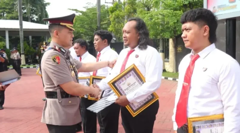 Berhasil UNGKAP Cepat Kasus PENGEROYOKAN SEMBILAN Anggota SatResKrim POLRES Nganjuk Terima PENGHARGAAN, Siapa Sajakah ? SIMAK