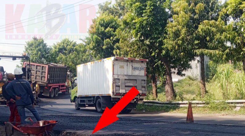 PERAN serta AKTIF masyarakat dalam PENGAWASAN proyek OVERLAY jalan MASTRIP kabupaten JOMBANG, kita nantikan HASIL dan MUTU juga KUALITAS pekerjaan