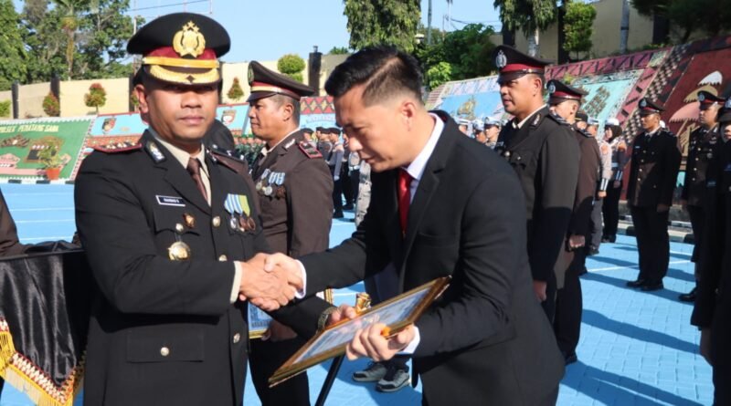 KAPOLRES Tanggamus Berikan PENGHARGAAN kepada 27 Personel POLRI dan 6 Warga pada Hari BhayangKara ke-80
