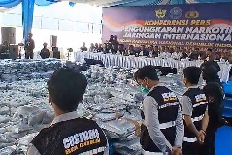 Simpan GANJA Seberat 3 TON Lebih Asal THAILAND, Kawasan Pergudangan BIZLAND Gresik DIGEREBEK oleh BNN Pusat