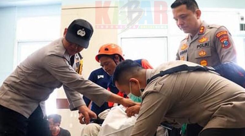 Pastikan PENANGANAN Kebakaran KM Mutiara Sentosa 2 Berjalan Maksimal, KAPOLRES Pelabuhan Tanjung Perak Turun Dampingi KORBAN