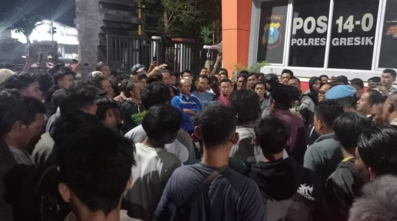 Warga Desa TENGGOR Geruduk POLRES Gresik, PROTES Salah TANGKAP dan Dugaan PENGANIAYAAN Oknum POLISI