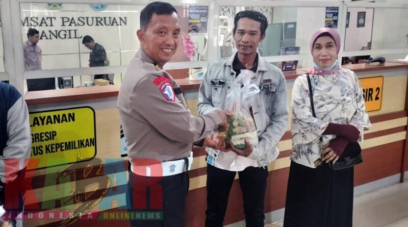 SatLantas POLRES Pasuruan Beri APRESIASI Berupa SEMBAKO kepada Wajib PAJAK di SAMSAT Bangil Dalam Rangka Peringati HUT POLANTAS Ke-71